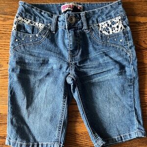 Squeeze girls denim shorts size 7 with detailed pockets in great condition